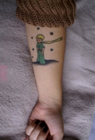 女生手臂上彩绘星星和动漫人物小王子纹身图片