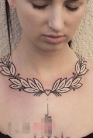 女生肩膀上黑色线条创意3d唯美项链纹身图片