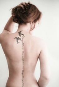 女生背部黑灰素描创意花体英文和燕子脊椎纹身图片