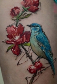 女生大腿上彩绘水彩创意小鸟和花朵纹身图片