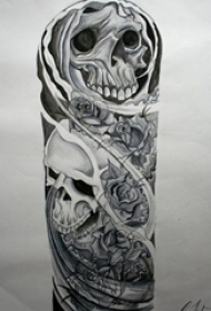 黑灰素描创意骷髅花朵花臂纹身手稿