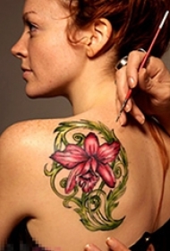 女生后背上彩绘技巧植物藤文艺花朵纹身图片