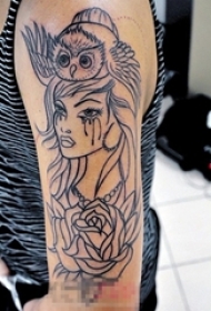 女生手臂上黑色线条创意猫头鹰女生人像和花朵纹身图片