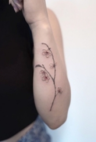 女生手臂上黑灰素描文艺小清新花朵纹身图片