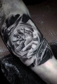 男生手臂上黑色素描点刺技巧创意钟表纹身图案