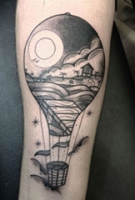 女生手臂上黑灰素描创意风景热气球纹身图片