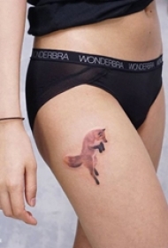女生大腿上彩绘小动物狐狸纹身图片