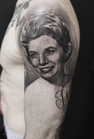 男生手臂上黑灰色素描与点刺技巧人物肖像纹身图片