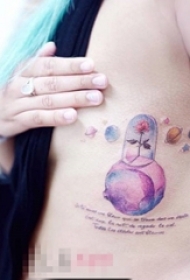 女生侧腰上彩绘渐变星球和玫瑰花纹身图片
