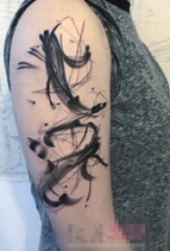 女生手臂上黑色点刺水墨小动物鲤鱼纹身图片