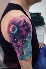男生手臂上彩绘渐变星空元素几何星球宇宙纹身图片