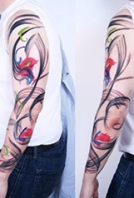 男生手臂上彩绘水彩创意花纹花臂纹身图片