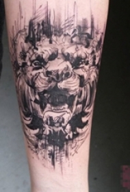 女生手臂上黑灰点刺抽象线条小动物狮子纹身图片