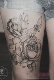 女生大腿上黑灰点刺小动物和花朵纹身图片