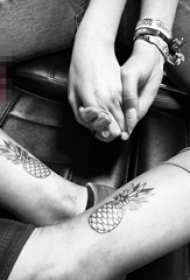 闺蜜小腿上黑色线条创意菠萝小图案纹身图片