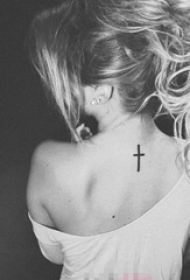 女生后背上黑色简约线条十字架纹身图片