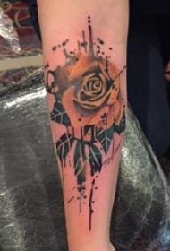 女生手臂上彩绘素描唯美泼墨花朵纹身图案
