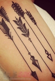 女生手臂上黑色线条素描创意箭纹身图片