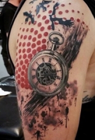 男生手臂上彩绘几何圆形和泼墨怀表纹身图片