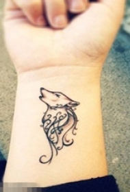 女生手腕上黑色线条素描创意文艺狐狸纹身图片