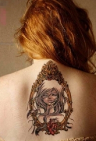 女生后背上彩绘花朵花边人物肖像女生纹身图片