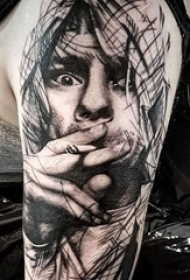 男生手臂上黑色点刺抽象线条人物肖像纹身图片