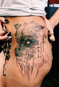 女生大腿上黑色素描点刺技巧创意狼头纹身图片