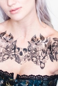 女生锁骨下黑色素描创意唯美花朵骷髅纹身图片