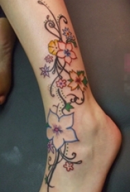 女生小腿上彩绘水彩素描创意唯美花朵纹身图片
