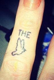 女生手指上黑色简单线条英文单词和小鸟纹身图片
