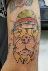男生手臂上彩绘点刺简单线条小动物狗纹身图片