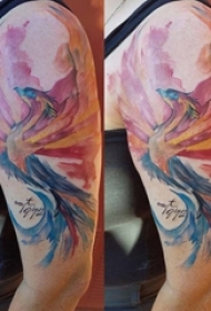 男生手臂上彩绘水彩素描泼墨创意凤凰纹身图片