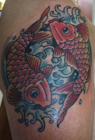 男生手臂上彩绘浪花和小动物鲤鱼纹身图片