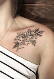 女生锁骨下黑灰素描点刺技巧创意唯美花朵纹身图片