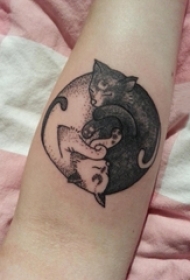 女生手臂上黑色点刺简单线条小动物猫咪纹身图片