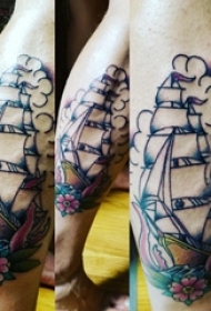 男生小腿上彩绘植物花朵和几何线条帆船纹身图片