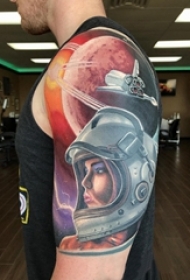 男生手臂上彩绘水彩素描创意宇航员纹身图片