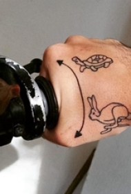 男生手背上黑色简单线条小动物乌龟和兔子纹身图片