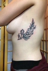 女生侧腰上黑色点刺简单线条创意植物花朵纹身图片