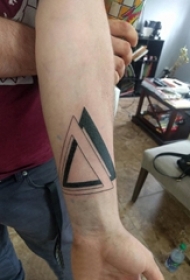 男生手臂上黑色几何简单线条三角形纹身图片