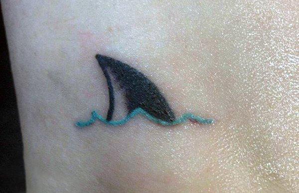 点击大图看下一张：男生脚踝上彩绘抽象线条动物鲨鱼鳍纹身图片