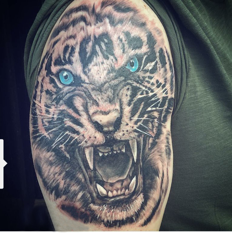 点击大图看下一张：男生手臂上彩绘点刺抽象线条动物老虎纹身图片