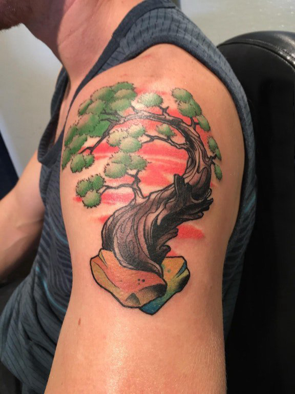 点击大图看下一张：男生手臂上彩绘渐变植物素材大树纹身图片