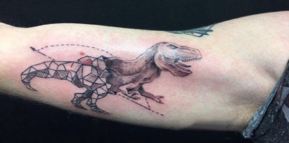 点击大图看下一张：男生手臂上黑灰点刺几何线条恐龙纹身图片