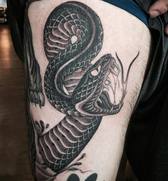 点击大图看下一张：男生手臂上黑色点刺抽象线条动物蛇纹身图片