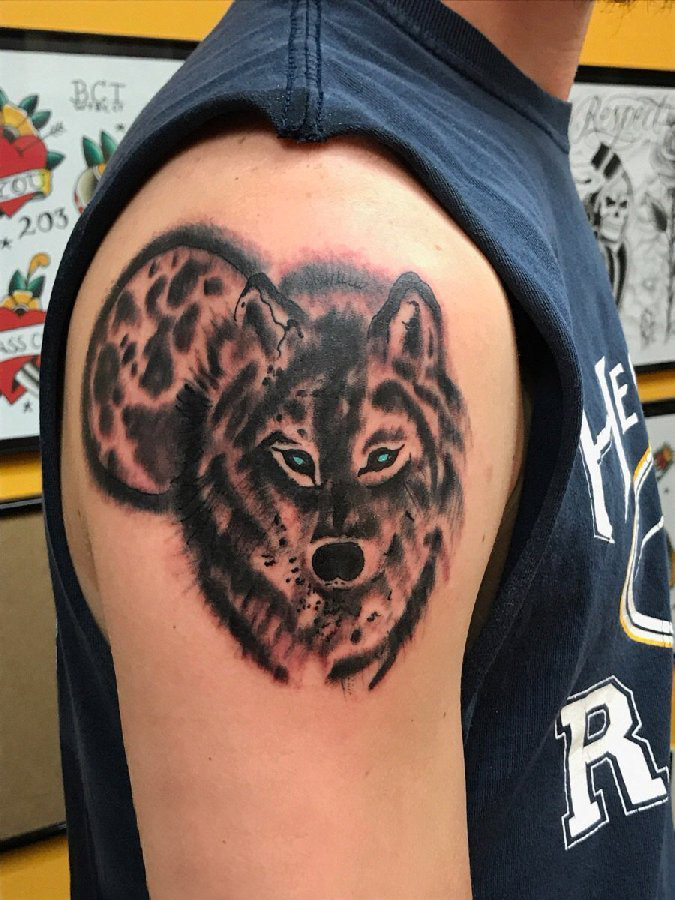 点击大图看下一张：男生手臂上黑色点刺小动物狼纹身图片
