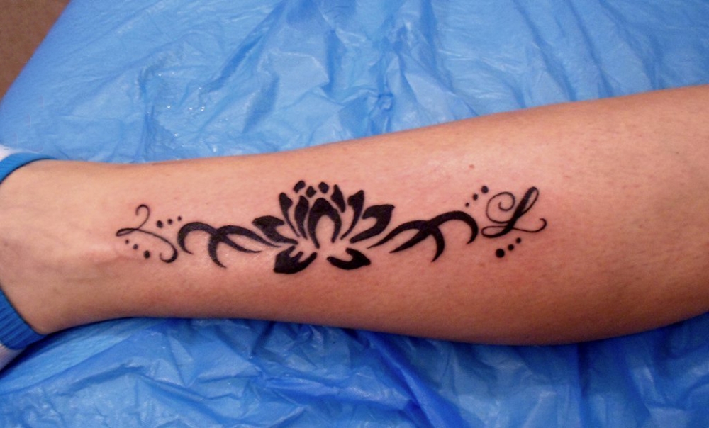 点击大图看下一张：女生小腿上黑色抽象线条唯美植物莲花纹身图片