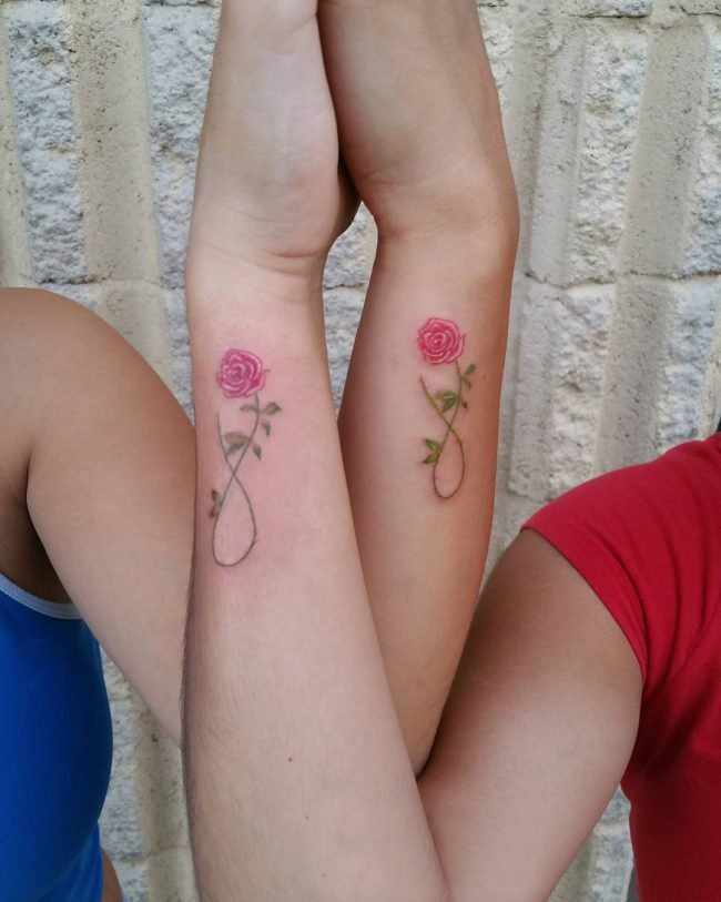 点击大图看下一张：闺蜜手臂上彩绘水彩素描文艺唯美花朵纹身图片
