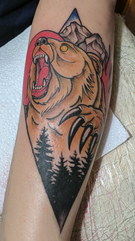 点击大图看下一张：男生手臂上彩绘点刺森林和动物熊纹身图片