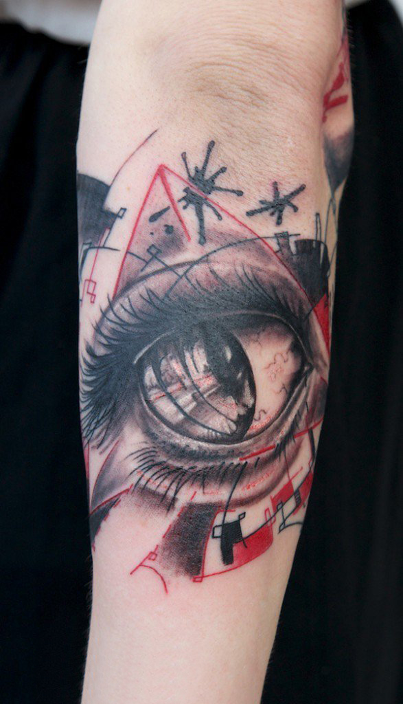 点击大图看下一张：男生手臂上黑灰素描创意唯美眼睛纹身图片